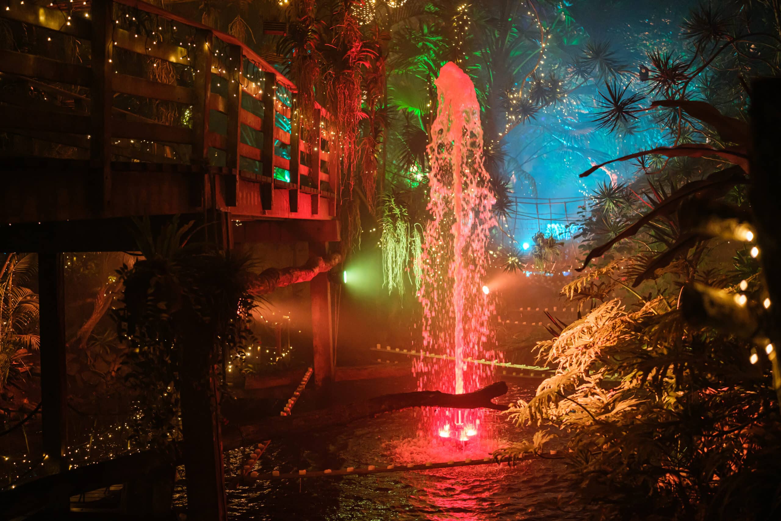 Van Tienhovengracht nóg kleurrijker met verlichte fonteinen