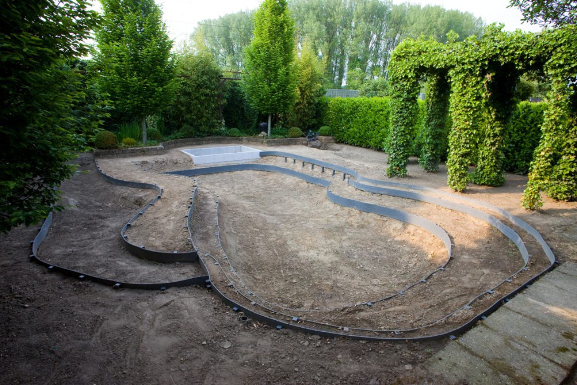 Variolat kunststof vijverrand en afboording met paaltjes